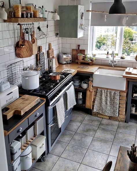 Bohemian Kitchen Decor, Dapur Rustic, Unfitted Kitchen, Bohemian Kitchen, Freestanding Kitchen, Gorgeous Kitchens, Cottage Kitchen, Kitchen Styling, Rustic Kitchen