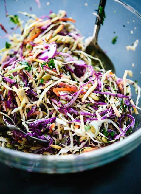 Simple healthy coleslaw recipe made with an irresistible lemon dressing and sunflower seeds - cookieandkate.com Healthy Coleslaw Recipes, Recipe With Lemon, Healthy Coleslaw, Vegan Coleslaw, Slaw Recipe, Resep Salad, Dried Blueberries, Slaw Recipes, Coleslaw Recipe