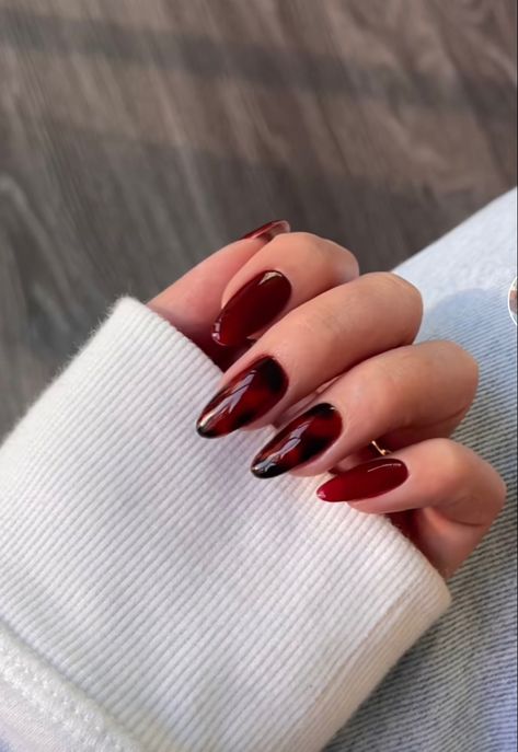 Tortoiseshell nails for fall and winter Black And Red Tortoise Shell Nails, Dark Red Tortoise Shell Nails, Maroon Tortoise Nails, Cherry Mocha Tortoise Nails, Red Tortishell Nails, Fall Inspo Acrylic Nails, Red And Black Leopard Nails, Oxblood Nail Designs, Burgundy Tortoise Shell Nails