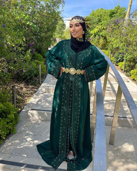 Kaftan Wedding Guest Outfit, Islam Vision Board, Moroccan Takchita, Morrocan Fashion, Kaftan Wedding, Moroccan Kaftan Dress, Eid Fashion, Moroccan Bride, Algerian Clothing