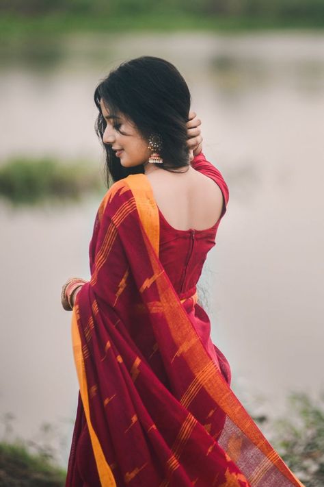 Girly Photography Poses, Photography Poses Outdoor, Female Portrait Poses, Poses Outdoor, Simple Saree Designs, Beautiful Casual Dresses, Saree Poses, Desi Fashion Casual, Indian Photoshoot