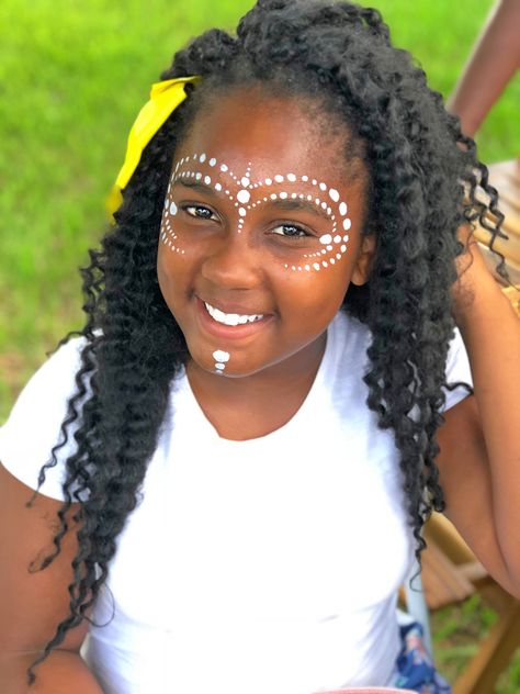 Wakanda Tribal Face Painting Xhosa Face Painting, Festival Face Paint Dots, Xhosa Face Dots, Wakanda Face Paint, Face Painting Designs For Adults Simple, Avatar Makeup Look Simple, African Face Paint Dots, African Face Painting, School Spirit Face Paint