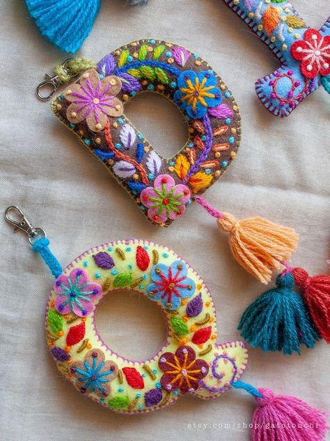 Personalized Keychain Hand Embroidered Letter Shape Keychain - Etsy Canada Key Chains Diy Handmade Felt, Felt Alphabet Letters, Felt Keychain, Keychain Craft, Scrap Fabric Crafts, Embroidered Letters, Handmade Keychains, Felt Letters, Bridesmaid Gift Boxes