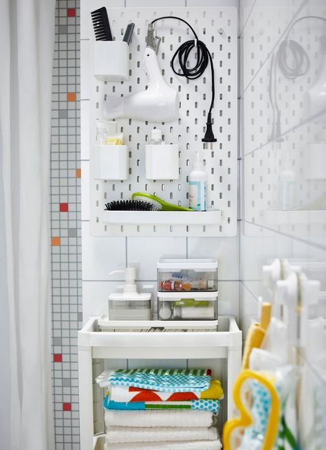 IKEA SKÅDIS small white pegboard and VESKEN white shelf unit work together to create a small bathroom storage center. Hang big gadgets and store boxes. Ikea Vesken Hack, Apartment Industrial Style, Baños Pequeños Ideas, Apartment Industrial, White Pegboard, Small House Storage, Bathroom Organization Under Sink, Ikea Hack Storage, Ikea Pegboard