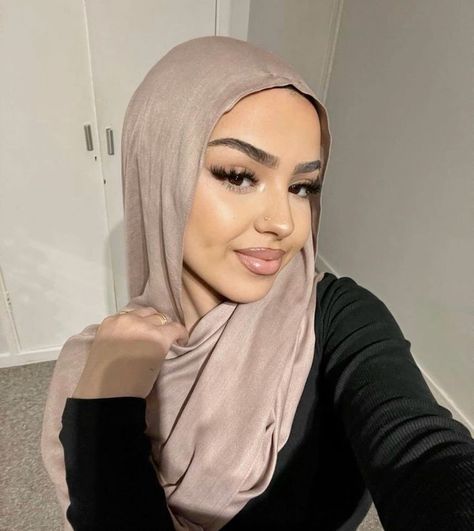 Baddie Hijabi Outfits, Brunette Hair With Highlights, Hijab Trends, Hijabi Aesthetic, Arab Beauty, Glam Makeup Look, Cute Makeup Looks, Dream Wedding Ideas Dresses, Glamour Makeup