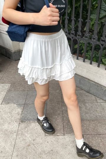 Bottoms – Brandy Melville UK Brandy Melville Mini Skirt, Ruffled Skirt Outfit Ideas, White Mini Skirt Outfit Ideas, White Ruffle Mini Skirt Outfit, White Skirt Outfit Ideas Short, Mini White Skirt Outfit, Short Ruffle Skirt Outfit, Short Skirt Outfits Summer, Tiered Mini Skirt Outfit