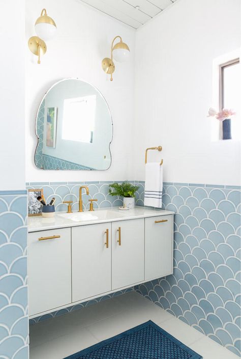 I’m currently loving the soft blue scallop tiles Emily Henderson chose for her renovated bathroom. These tiles, also called fish scale tiles or mermaid tiles can be used on walls in kitchens and bathrooms alike. The pastel blue color with white grout looks wonderful next to the white tub and vanity. Henderson did a half-tone wall near the vanity, and … Fish Scale Tile Bathroom, Blue And White Tiles, Scallop Tiles, Mermaid Tile, Fish Scale Tile, Bad Inspiration, Tile Trends, Decor Baie, Emily Henderson