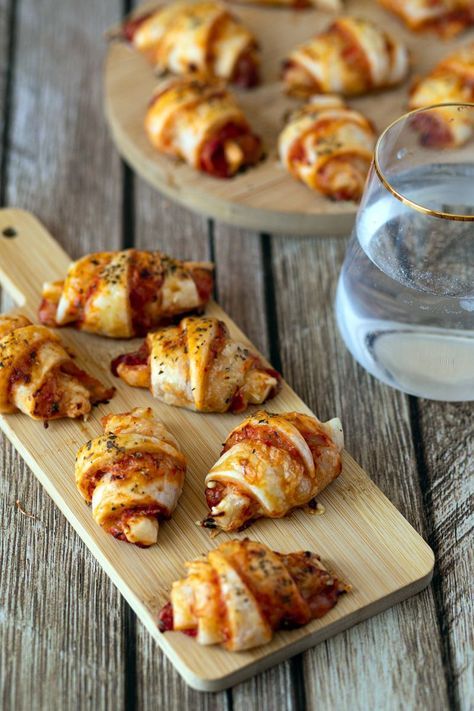 Croissant Pizza, Recept Sandwiches, Pizza Croissant, Toast Aperitif, Mini Croissants, Croissant Recipe, Sauce Tomate, Birthday Food, Daily Meals