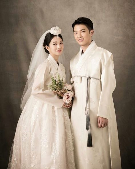 Korean Wedding Traditional Dress, Wedding Hanbok Traditional, Hanbok Wedding Photoshoot, Korean American Wedding, Korean Traditional Wedding Dress, Korean Wedding Dress Traditional, Korean Traditional Wedding, Korean Wedding Traditions, Wedding Hanbok