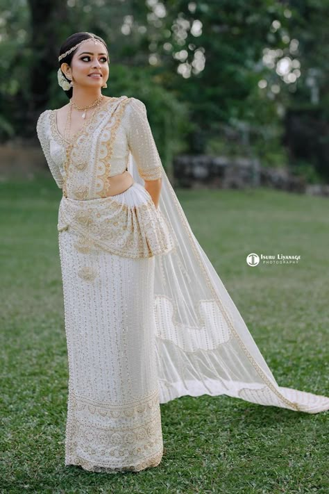 Bridal Saree Kandyan, Bridal Kandyan Saree, Pearl White Saree, Chatta Mundu Wedding, Kandyan Bridal Saree Designs, Traditional Kandyan Bride, Kandian Saree Design, Kandyan Saree Jackets Designs, Buddhist Bride In White Saree