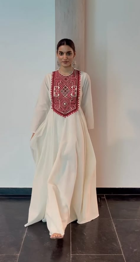 Off White Dress Outfit Indian, Kutchi Work Kurti Design, Handloom Kurta, Aashni And Co, Traditional Ideas, Indian Luxury, Ethnic Chic, Salwar Kamiz, Traditional Indian Outfits