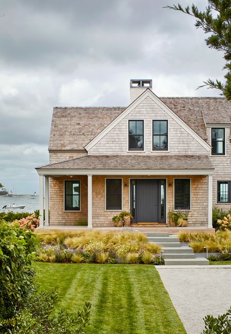 White Shingle House, Beach House Siding, Beach House Facade, Cedar Shake House, Nantucket Family, Exterior Cottage, Upper Window, Scandinavian House Design, Cottage Architecture