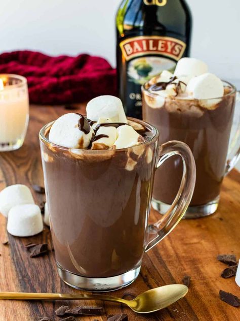 Hot Chocolate Baileys, Christmas Drink Recipes, Baileys Hot Chocolate, Homemade Baileys, Baileys Original Irish Cream, Christmas Drinks Recipes, Beverage Ideas, Creamy Cocktails, Cold Cake