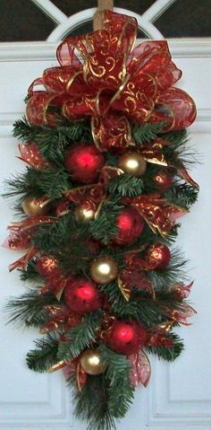 Christmas Wreath Dekoratívne Vence, Red And Gold Christmas, Swag Christmas, Teardrop Swag, Christmas Swag, Xmas Wreaths, Christmas Arrangements, Christmas Swags, Christmas Porch