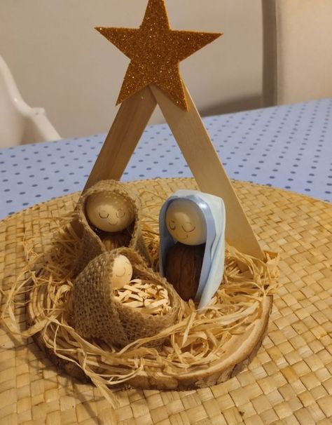 Diy Belen Christmas Nativity, Betlehem Diy, Pesebres Navidad Ideas, Diy Nativity Scene, Baby Jesus Craft, Nativity Scene Crafts, Recycled Christmas Decorations, Christmas Sunday School, Jesus Crafts