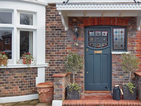 There’s something quintessentially English and charming about a 1930s front door and its architectural style. This type of property started to make an appearance during the building boom of the 20s and 30s when there was a demand for new homes in the suburbs of thriving large towns and cities. Because they’re rarely seen in city centres, many have large gardens and generously proportioned living spaces. Traditionally, they have three bedrooms and are either semi-detached or detached. 1930s Interior Design, 1930s Semi Detached House, 1930s House Exterior, 1930s Doors, Grey Front Doors, Victorian Front Doors, British Homes, 1930s House, Front Door Porch