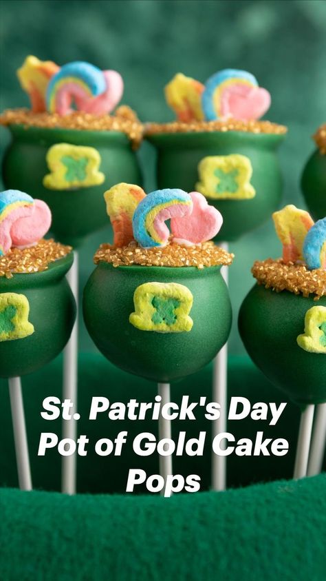 St Patricks Cake Pop, Pot Of Gold Cake, Gold Cake Pops, St Patricks Food, St Patricks Day Cakes, Pops Cake, St Patrick Day Treats, Chocolate Covered Strawberries Bouquet, Cake Pop Decorating