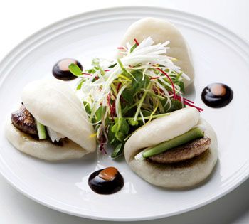 Nice modern presentation for traditional Chinese food! Lotus buns with braised pork. Wolfgang Puck Recipes, Gastronomic Food, Chinese Food Restaurant, Bar Restaurant Design, Architecture Restaurant, Cooking Chinese Food, Crispy Pork Belly, Wolfgang Puck, Design Café