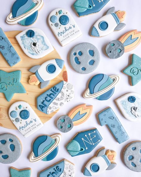 ᴄᴏᴏᴋɪᴇꜱ & ᴍᴏʀᴇ ʙʏ ɴᴀᴛᴀꜱʜᴀ | Archie's first trip around the sun! 🪐🚀 Always love a space-themed birthday set 💙 . . . . . . #cookie #cookies #customcookies… | Instagram Space Sugar Cookies, Outer Space Cookies, 1st Trip Around The Sun Cookies, Space Theme Cupcakes, Space Cookies Decorated, Space Cookies, First Trip Around The Sun Cookies, First Birthday Cookies, Iced Sugar Cookies