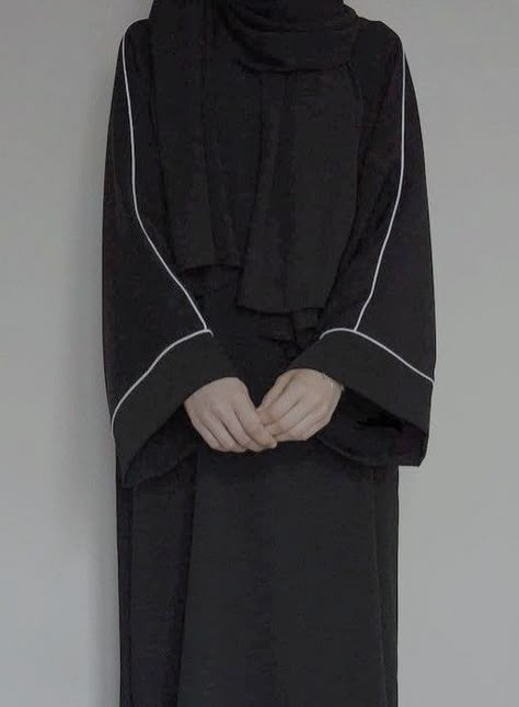 Burqa Designs Simple, Black Abaya Designs Simple, Ootd Hijab Pantai, Hijab Topi, Burqa Designs, Burkha Designs, Hijab Casual Ootd, Ootd Hijab Simple, Simple Ootd