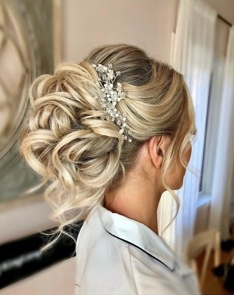 Bridal Hair Updo With Veil, Winter Wedding Hairstyles, Bridal Updo With Veil, Bridal Hair Up, Bride Hairstyles Updo, Blonde Wedding Hair, Summer Wedding Hairstyles, Bridal Hairstyle Ideas, Winter Wedding Hair