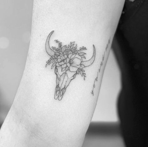 Bull Skull Tattoo Placement, Long Horn Cow Skull Tattoo, Ram Skull Tattoo Feminine, Bull Skull Tattoo Women, Bull Tattoo Feminine, Cow Skull Tattoos, Bull Skull Tattoos, Skull Tattoo Flowers, Tattoos 2024