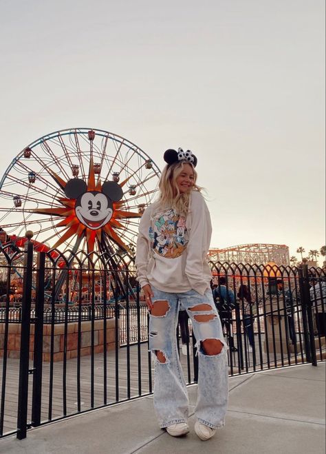 Disneyland Winter, Disneyland Fits, Disney Ootd, Disney Poses, Disney Outfit Inspo, Disney Trip Outfits, Disney Outfits Women, Outfit Disney, Disney Fits