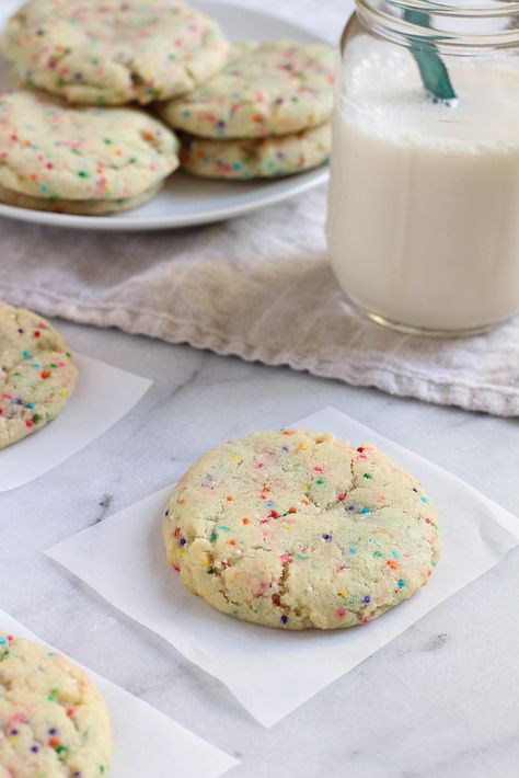 Soft-Baked Vegan Sugar Cookies Cookies With Sprinkles, Easy Vegan Cookies, Vegan Sugar Cookies, Easy Vegan Dessert, Vegan Cookies Recipes, Vegan Cookie, Chips Ahoy, Soft Sugar, Vegan Sugar