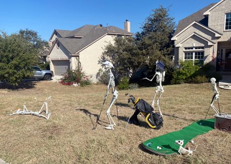 Posable Skeleton Ideas, Skeleton Displays, Skeleton House, Skeleton Ideas, Halloween Destinations, Golf Halloween, Posable Skeleton, Halloween Skeleton Decorations, Halloween Outside