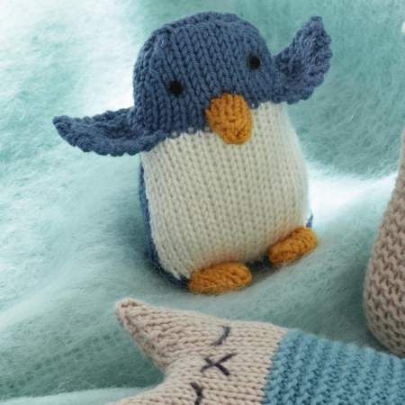 Toy Knitting Patterns, Penguin Toy, Quick Knitting Projects, Knit Christmas Ornaments, Knitting Projects Free, Cot Toys, Penguin Pattern, Penguin Ornaments, Rainbow Blanket