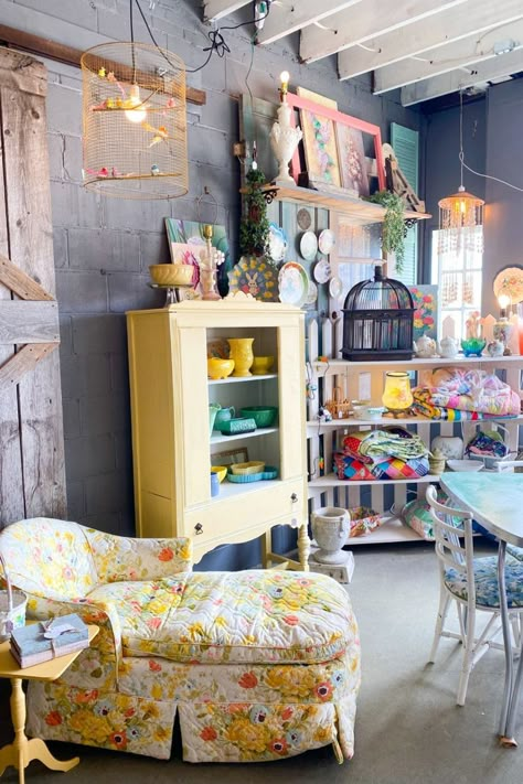 Retro Shop Interior, Diy Store Display, Antique Shop Aesthetic, Antique Booth Design, Vintage Store Ideas, Vintage Shop Display, Antique Booth Displays, Antique Booth Ideas, Boutique Decor