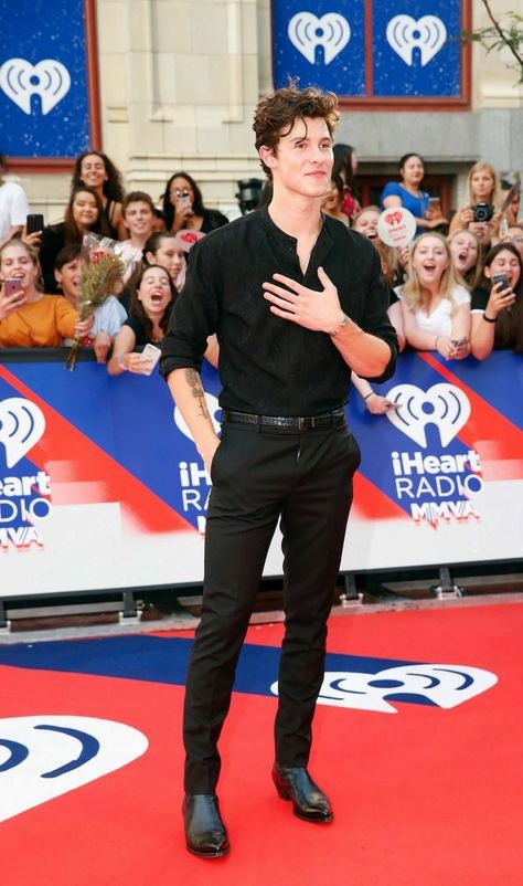 Shawn Mendes at MMVAs // #ShawnMendes #iHeartRadio #MMVAs #iHeartRadioMMVAs #MendesArmy Rafael Miller, Avatar Art, Shawn Mendes Wallpaper, Mens Photoshoot Poses, Man Dressing Style, Ben Barnes, Men's Coats & Jackets, Shawn Mendes, Justin Bieber