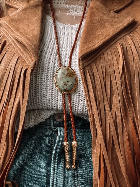 Boho western style turquoise bolo tie Styling Bolo Tie Women, Womens Bolo Tie Outfit, Bolo Tie Women Outfit, Tie Women Outfit, Bolo Tie Women, Boho Western Style, Turquoise Aesthetic, Aesthetic Western, Tie Outfit