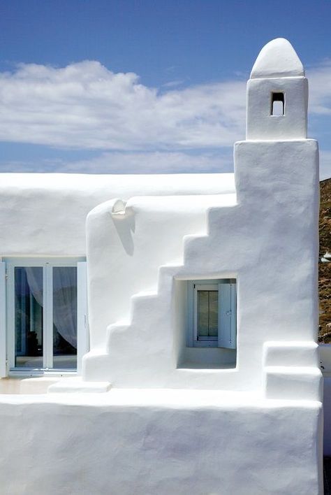 White Stucco Creates An Inspiring Vision 10 Greek White House, Cycladic Interior, Greek Homes, Greece House, Santorini House, Greek Villas, Stucco Homes, Mediterranean Architecture, Greek House