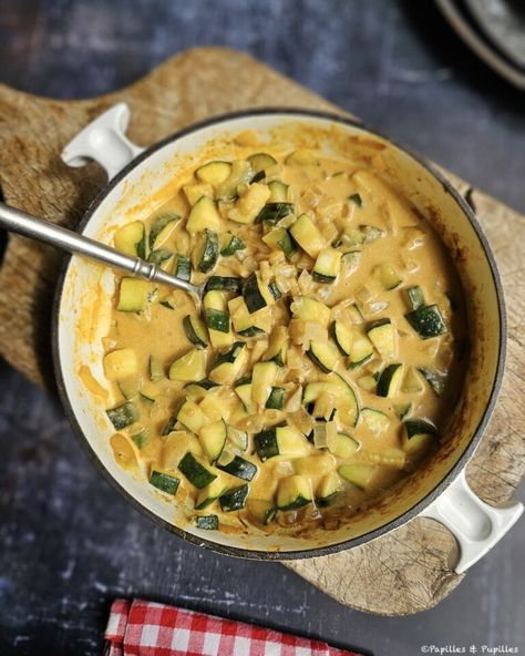 Courgettes au lait de coco et au curry : une recette facile Courgette Recipes, Coco Curry, Hello Hello, Cooked Vegetables, Plant Based Diet, Pickles, Feta, Whole Food Recipes, Vegetarian Recipes