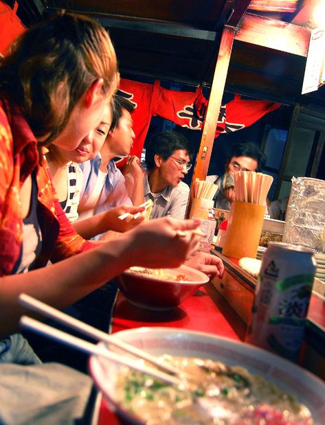 fukuoka-yatai-1 Eating Ramen Pose Reference, Eating Ramen Pose, Someone Eating Reference, Restaurant Reference, Food Poses, Eating Reference, Japan Ramen, Intangible Cultural Heritage, Eating Ramen