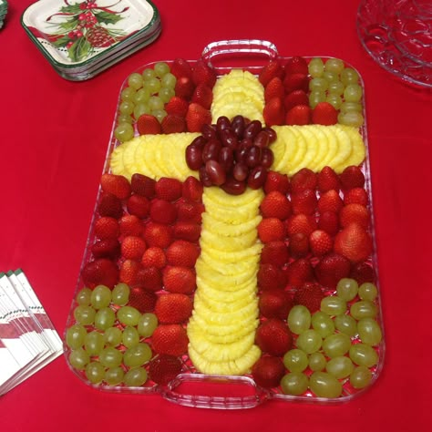 Fruit Cross. Family liked and turned out well.  Used blueberries in center of cross and half slices of orange around the rim, besides the grapes, pineapple and strawberries. Cross Veggie Tray, Cake Decorating Fruit, Conformation Ideas, Easter Fruit Tray, Appetizers Fruit, Fruit Cross, Watermelon Jello, Easter Fruit, Easter Party Food