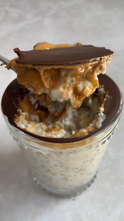 Peanut Butter Cup Overnight Oats, High Protein Peanut Butter, Protein Peanut Butter, Peanut Butter Overnight Oats, Wallpaper Food, Oat Recipes Healthy, Makanan Diet, Egg Muffins, Peanut Butter Cup