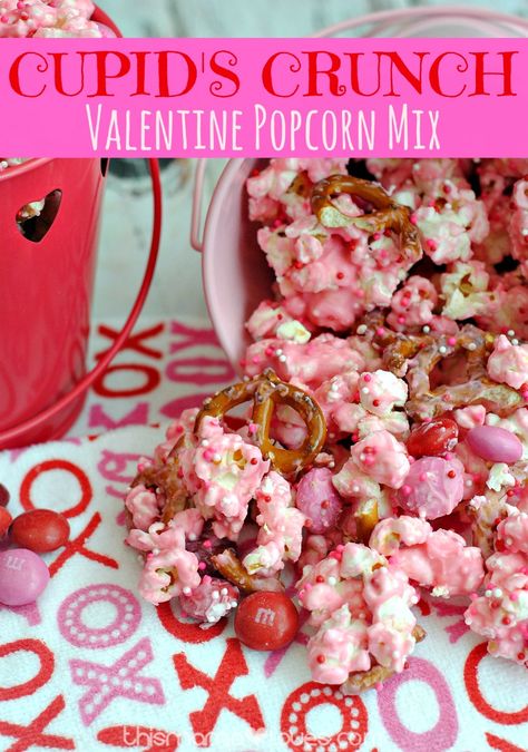 Cupid's Crunch Valentine Popcorn Mix- This Mama Loves. Your family will love this fun recipe for Valentine's Day. Pink Popcorn, Popcorn Mix, Valentines Treats, Valentines Snacks, Crunch Recipe, Valentine's Day Treats, Valentinstag Party, Popcorn Party, Valentine Desserts