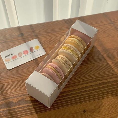 Cookie Macarons, Macaroon Packaging, Creamy Food, Cookie Aesthetic, Pastel Macarons, Colorful Macarons, Biscuits Packaging, Packaging Snack, French Cookies