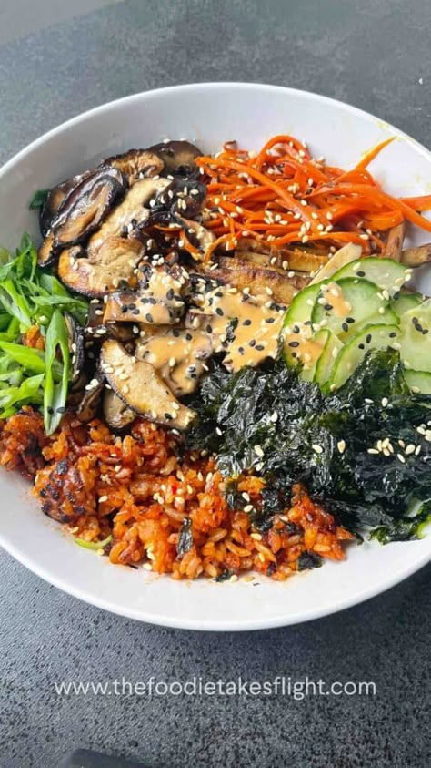 Crispy Kimchi Fried Rice Bowl with sriracha mayo Kimchi Aesthetic, Kimchi Rice Bowl, Korean Vegan Recipes, Vegan Korean Recipes, Kimchi Bowl, Fried Rice Bowl, Korean Vegetarian Recipes, Bowl Dinners, Korean Vegetarian