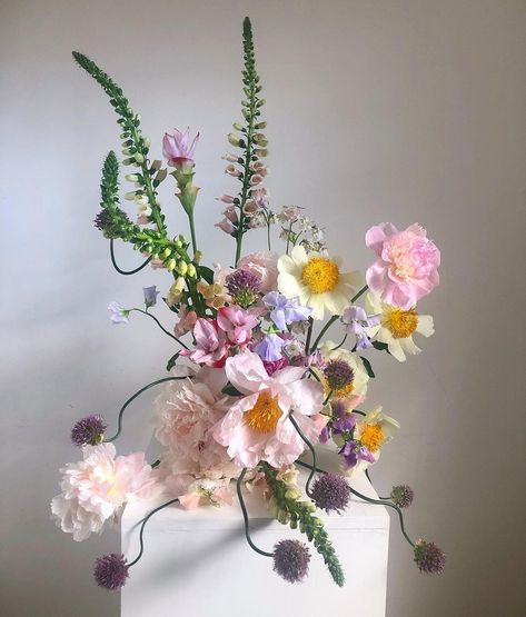 Italian Flowers, Sustainable Flowers, Paper Flower Art, Table Flower, Botanical Gardens Wedding, Boquette Flowers, Flower Therapy, Floral Inspiration, Love Travel