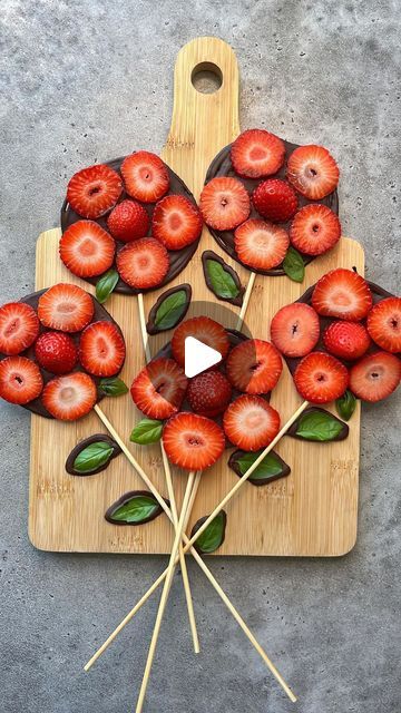 Fruit On Stick, Fruit Sticks Ideas, Strawberries On A Stick, Fruit On A Stick, Strawberry Appetizers, Fruit Stick, Food Bites, Strawberries Chocolate, Fruit Sticks