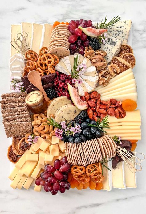 Charcuterie Board No Meat, Platters Grazing, Wedding Charcuterie, Cheese Fruit Platters, Charcuterie Board Meats, Beautiful Cheese Board, Grazing Platter, Charcuterie Appetizers, Amazing Food Platters