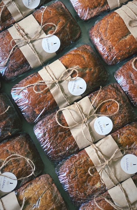 Banana Bread Presentation Gift Ideas, Holiday Bread Wrapping, Cute Banana Bread Packaging, Banana Bread Gift Basket, How To Package Banana Bread To Sell, Mini Bread Loaf Packaging, Gift Wrapping Bread Loaves, Banana Bread Christmas Gift, Wrapping Banana Bread For Gifts