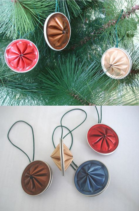 Bricolage Noël avec capsules Nespresso en 17 idées créatives Coffee Pods Art, Coffee Pods Crafts, Nespresso Diy, Diy Id, Nespresso Crafts, Nespresso Coffee Capsules, Christmas Diy Kids, Nespresso Pods, Nespresso Capsules