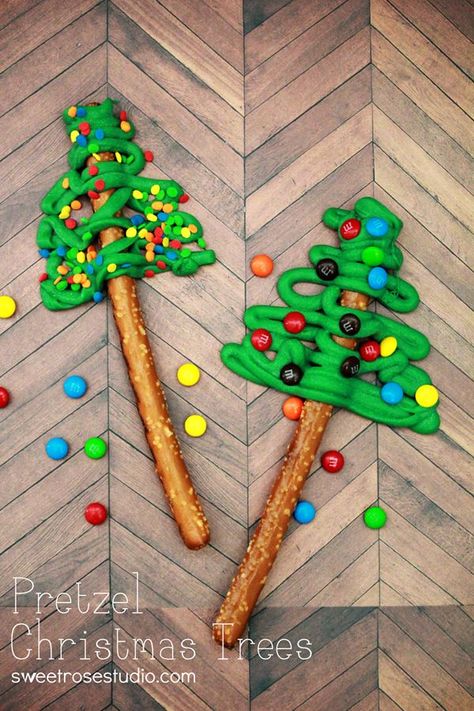 Pretzel Christmas Trees by @Katie {Sweet Rose Studio} on iheartnaptime.net ...so cute and easy! #Christmas #recipes Pretzel Christmas Trees, Pretzel Christmas, Grinch Party, Christmas Snacks, Christmas Cooking, Candy Melts, Noel Christmas, Christmas Goodies, Holiday Food