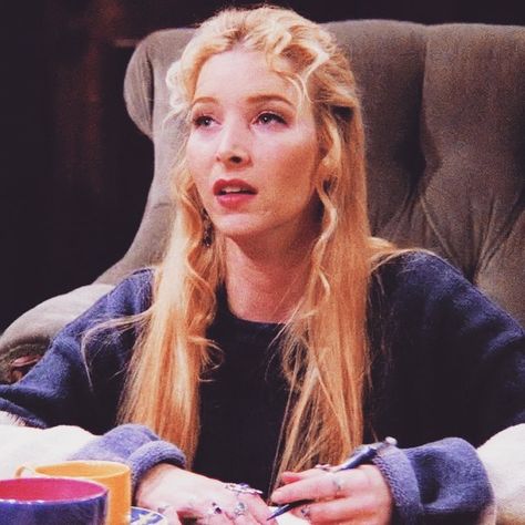 Pheebs 😍❤️ Pheobe Aesthetic, Pheobe Buffay Hairstyles, Pheobe Buffay Outfit, Phoebe Buffay Outfits, Friends Phoebe, Lisa Kudrow, Friends Cast, Ross Geller, Friends Tv Series