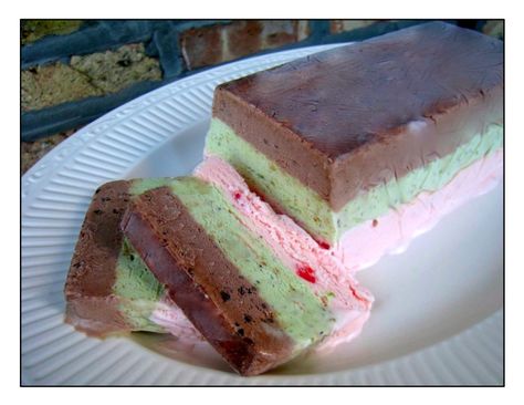 Spumoni Ice Cream, Ice Cream Videos, Sorbet Recipes, Ice Cream Popsicles, Ice Cream Desserts, Sweet Sauce, Cake Flavors, Homemade Ice Cream, How Sweet Eats