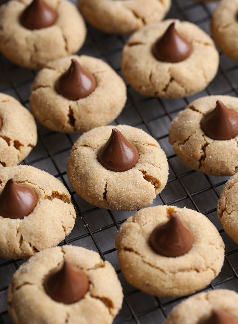 Peanut Butter Blossoms Recipe, Peanut Butter Blossom, Cookies Icing, Peanut Blossoms, Bake Off Recipes, Soft Peanut Butter Cookies, Soft Gingerbread Cookies, Peanut Butter Blossom Cookies, Chewy Peanut Butter Cookies